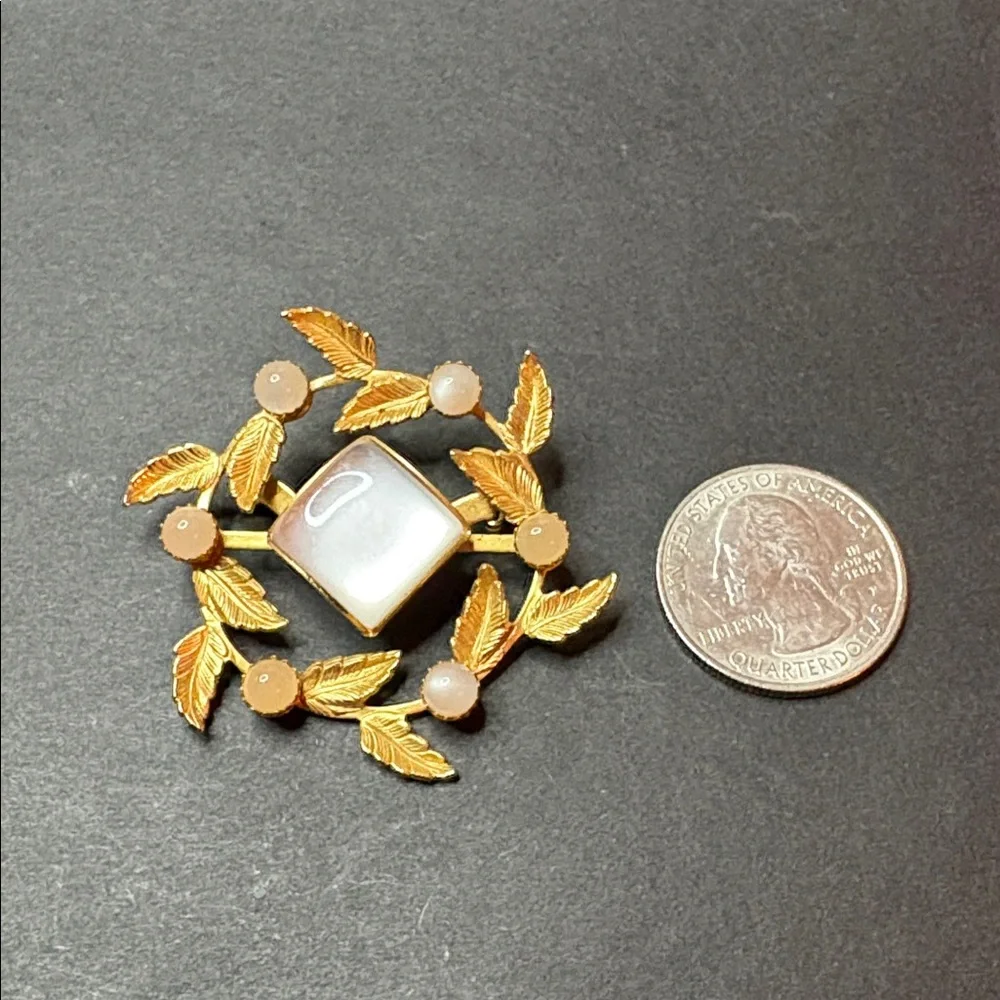 VINTAGE GOLD TONE LEAF OPAQUE CELLULOID WREATH BROOCH PIN